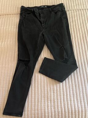 Old Navy Size 18 Black Distressed Women’s Skinny Jeans